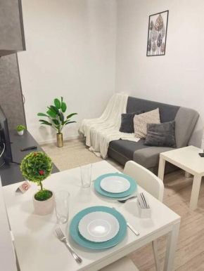 Sunlit Shelter * Ideal Location! Free Parking